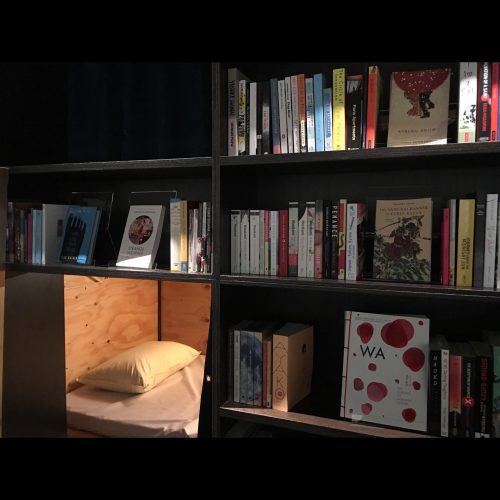 本棚の間にベッドスペース
