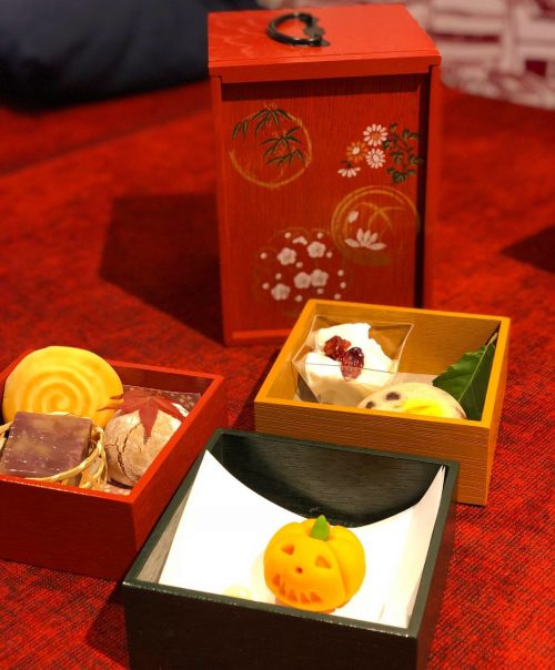 和菓子を詰めた遊山箱