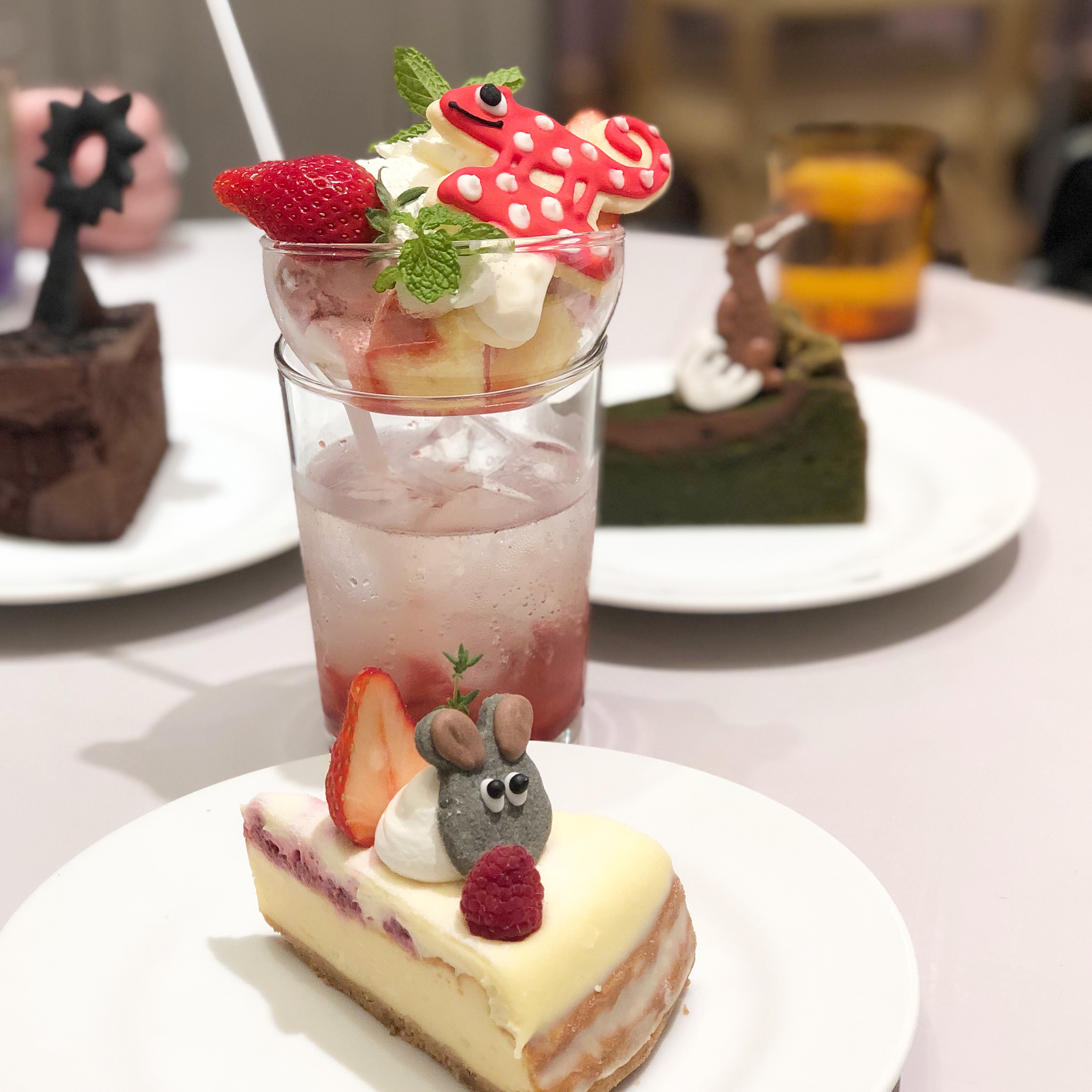 水玉カメレオンの乗ったパフェドリンクとフレデリックのチーズケーキ